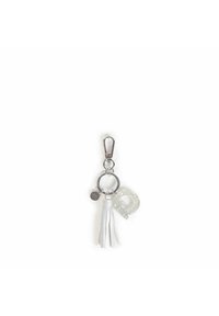 Portachiavi con un gancio in argento, lettera "P" trasparente e luccicante, nappina in pelle bianca e una piccola etichetta metallica. Anello portachiavi con finitura liscia.