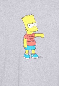 Camiseta de algodón gris con un personaje de dibujos animados amarillo con cabello puntiagudo, que lleva una camiseta roja con el texto "ABAJOS LAS TAREAS", pantalones cortos azules y zapatos.