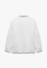 Camicia bianca a maniche lunghe con colletto semplice, polsini abbottonati e una texture liscia. La parte posteriore presenta un design pulito e minimalista.