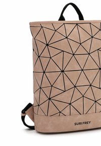 Světlě hnědý batoh s černým geometrickým vzorem trojúhelníků, černou rukojetí a černým nastavitelným ramenním popruhem, na spodní části značkový nápis "SURI FREY".