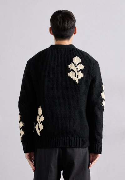 Sort strikket sweater med rund hals, der har cremede blomsterdesign på ryggen og ærmerne. Tekstureret stof med ribbede manchetter.