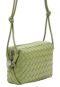 Borsa a tracolla in pelle intrecciata verde con forma rettangolare, chiusura a zip e tracolla regolabile con nodo. Presenta un accessorio in metallo argentato di forma rotonda.
