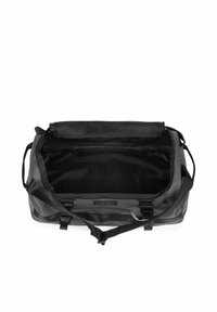 Czarna torba podróżna o gładkiej, matowej powierzchni, z zamkiem błyskawicznym i dwoma uchwytami do noszenia. Szerokie wejście odsłania przestronne wnętrze.