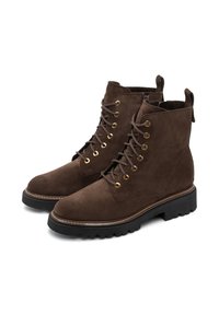 Botas de tobillo de ante marrón con ojales dorados, cordones resistentes y una suela de goma negra con un patrón texturizado. Bucle trasero para facilitar su uso.