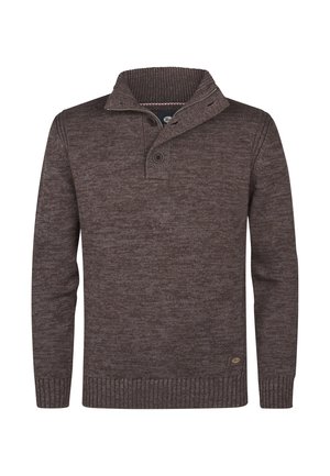 Brun strikket pullovertrøje med ribbede manchetter og kant, stående krave med knap- og lynlåslukning.
