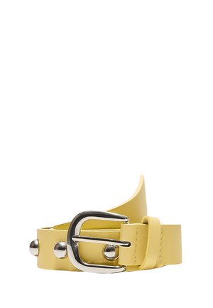 Cintura in pelle gialla con borchie tonde argento e fibbia metallica argento, mostrata arrotolata su sfondo bianco.