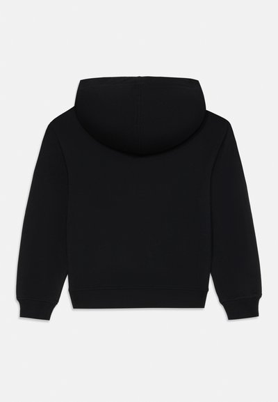 Sweat à capuche noir en tissu doux, avec une grande capuche ronde, des manches longues et des poignets et un ourlet côtelés. Texture lisse, design minimaliste.
