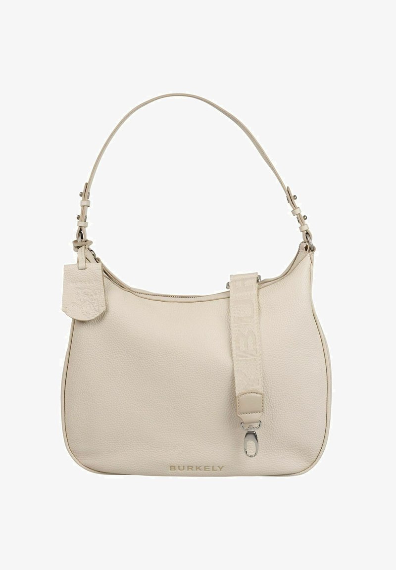 Bolso de mano de cuero crema con un acabado texturizado, correa de hombro ajustable y un sutil logo embosado en la parte delantera. Incluye un accesorio de etiqueta.