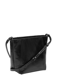 Czarna skórzana torebka o strukturalnym designie, z zamknięciem na zamek i regulowanym paskiem na ramię. Posiada gładką teksturę i podłużne szwy.