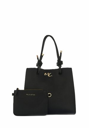 Borsa a mano in pelle nera con manici annodati e logo dorato "MC", accompagnata da una pochette più piccola coordinata con zip e scritte dorate.