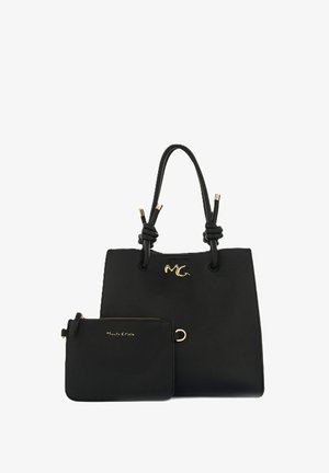 Borsa a mano in pelle nera con manici annodati e logo dorato "MC", accompagnata da una pochette più piccola coordinata con zip e scritte dorate.