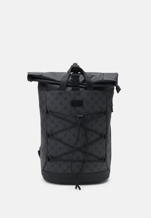 Sac à dos noir à rabat avec un tissu texturé et un motif géométrique, doté d'un cordon de serrage ajustable, d'une poignée supérieure et d'une poche zippée sur le côté.