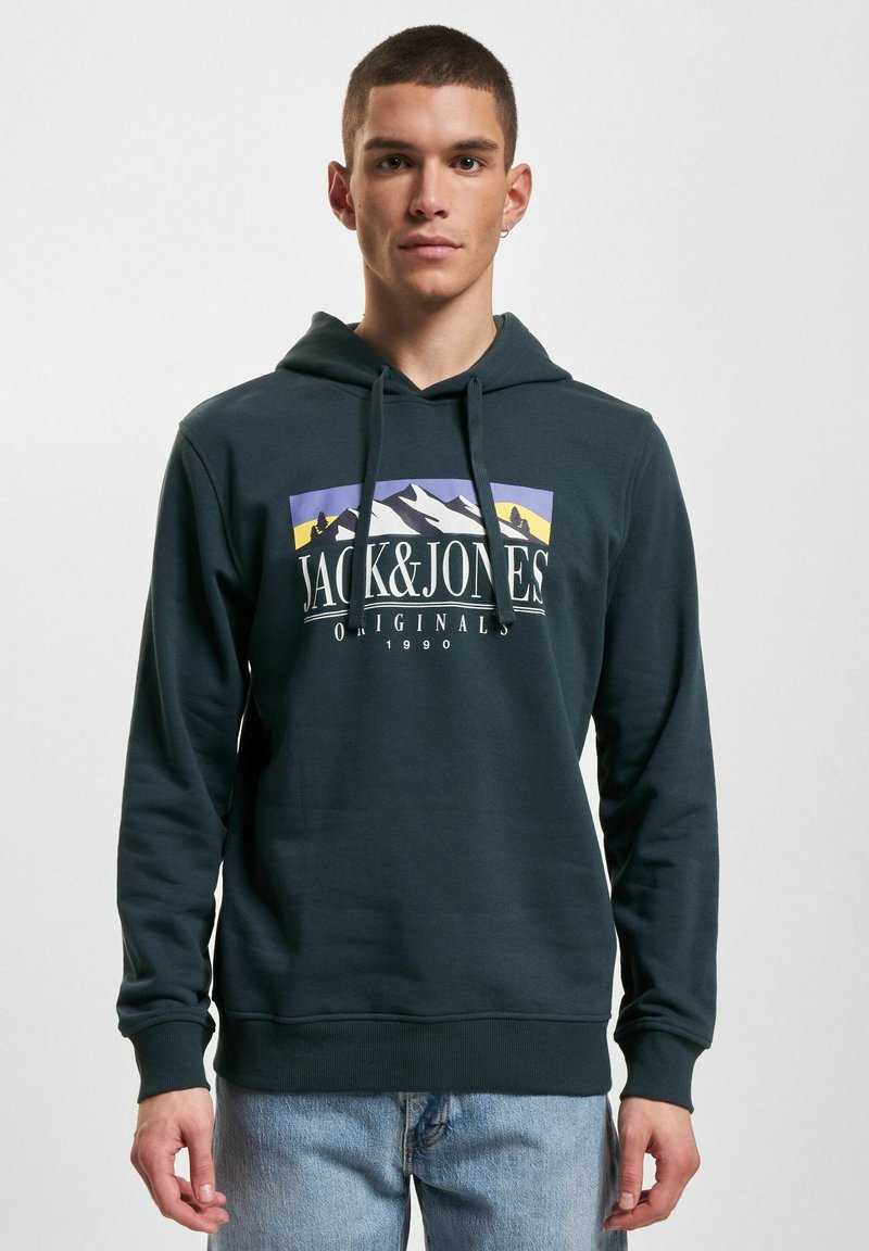 Tmavozelená mikina vyrobená z bavlny, so predným grafickým dizajnom s horami a textom "JACK & JONES ORIGINALS 1990." Mikina má kapucňu so šnúrkami.