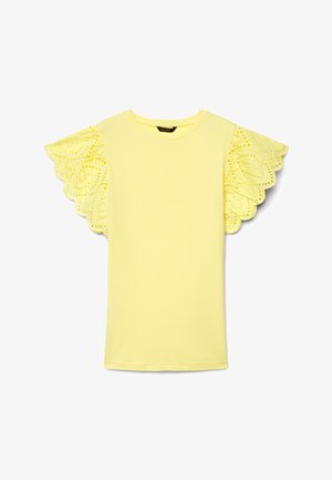 Haut jaune à manches courtes avec col rond et manches volantées festonnées à motif de broderie anglaise.