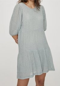 Vestido de algodón texturizado en azul claro, con mangas cortas abullonadas, cintura fruncida y falda acampanada que llega hasta la mitad del muslo.