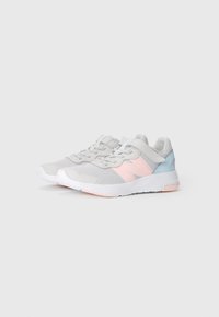 Baskets de sport grises avec des accents rose et bleu. Tige en mesh, col rembourré et semelle en caoutchouc blanche. Sangle Velcro pour un ajustement sécurisé.