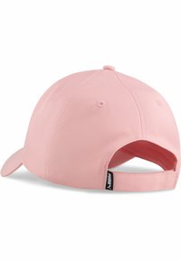Svetlo roza Puma bejzbolska kapa prikazana s hrbtne strani, z nastavljivim trakom in majhnim logotipom blagovne znake na strani.