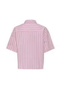 Chemise rose clair à manches courtes avec fines rayures noires verticales sur le bas du dos et rayures horizontales sur le haut du dos et les manches.
