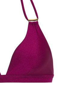 Magenta színű háromszög bikini felső fénylő anyagból. Vékony pántokkal és arany színű díszítéssel a dekoltázs közelében. Sima textura.