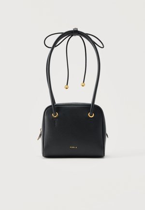 Zwarte leren Furla-handtas met gouden oogjes, dubbele handvatten geknoopt in een strik en een ritsluiting op een effen achtergrond.