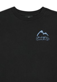 Černé bavlněné tričko s malou modrou grafikou hory a textovým logem "O'Neill". Klasický kruhový výstřih, krátké rukávy, hladká textura.