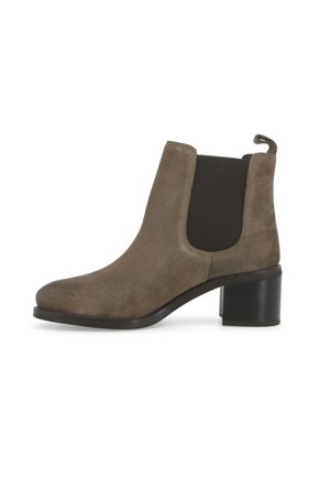 Stivale alla caviglia in suede marrone con punta arrotondata, pannelli laterali elasticizzati e tacco a blocco nero testurizzato. Presenta una linguetta sul retro per indossarlo facilmente.