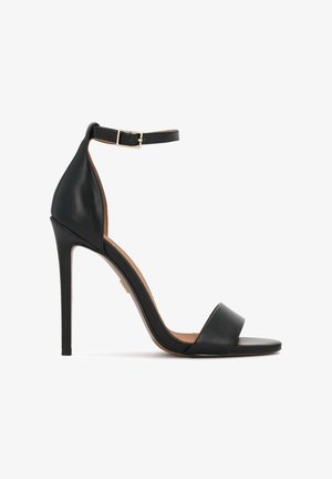 Sandalo con tacco alto in pelle nera, con cinturino stretto alla caviglia, design a punta aperta e tacco a stiletto elegante. Texture liscia con dettagli minimali.