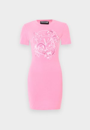 Ροζ εφαρμοστό φόρεμα με κοντά μανίκια και στρογγυλή λαιμόκοψη, με διακοσμητικό λευκό λογότυπο παλαιού τύπου και σχέδιο με φιόγκους στο μπροστινό μέρος.