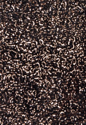 Zwarte stof bedekt met onregelmatig gerangschikte rosegouden pailletten, die een textuurrijke, glinsterende oppervlakte creëren met reflecterende kwaliteiten.