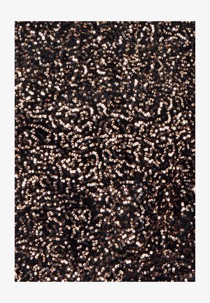 Zwarte stof bedekt met onregelmatig gerangschikte rosegouden pailletten, die een textuurrijke, glinsterende oppervlakte creëren met reflecterende kwaliteiten.