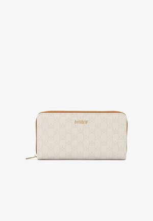 Cartera blanca con patrón de logo en relieve, que cuenta con una textura suave y un zipper en tono beige. Accento en dorado en el nombre de la marca.