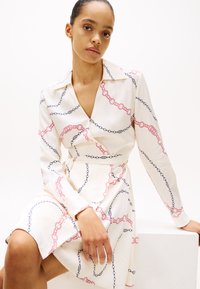 Tommy Hilfiger - FLUID SHORT WRAP DRESS - Jurk - flag/calico Miniatuurafbeelding 1