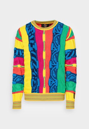 Pull en tricot multicolore avec des rayures verticales jaunes, bleues, roses, rouges et vertes, présentant des motifs texturés et des poignets et un col côtelés.