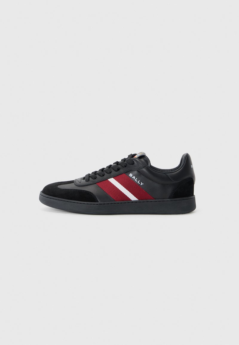 Zapatillas de deporte bajas en negro y burdeos, fabricadas con materiales de ante y cuero; cuentan con dos franjas blancas y una marca en el lateral. Superficie texturizada.