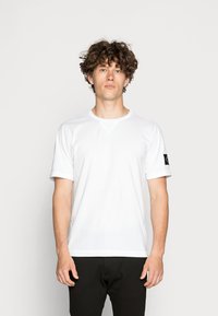 Calvin Klein Jeans MONOGRAM SLEEVE BADGE REG - T-shirt basic - bright white