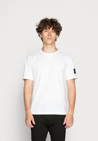 Calvin Klein Jeans - MONOGRAM SLEEVE BADGE REG - T-shirt basic - bright white Immagine in miniatura 1