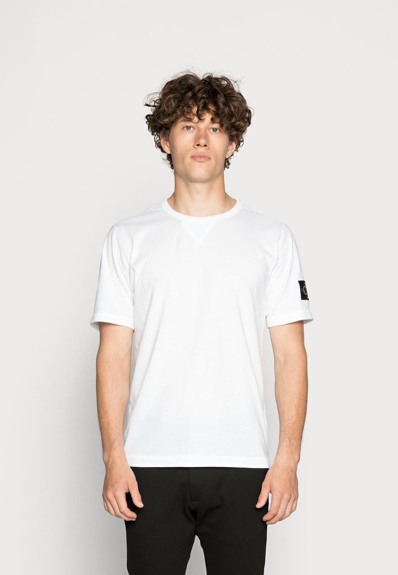 Calvin Klein Jeans MONOGRAM SLEEVE BADGE REG - T-shirt basic - bright white
