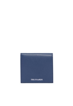 Niebieski skórzany portfel Trussardi o teksturowanej powierzchni z białym logo umieszczonym na przedniej klapie.
