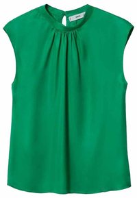 Blusa sin mangas verde, hecha de una tela suave, que presenta un frente plisado, un detalle de abertura en la espalda y un corte holgado y relajado.