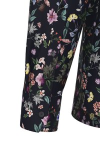 Blusa floreale con sfondo navy, fiori vivaci dai colori multipli, sottili motivi di foglie e dettagli con bottoni neri sui polsini.