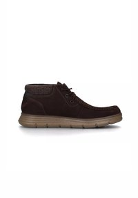 Stivali alla caviglia in suede marrone con collo grigio testurizzato, punta arrotondata e suola in gomma flessibile con piccole scanalature per una migliore aderenza.