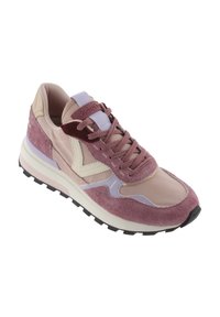 Baskets rose et crème en cuir suédé texturé et en cuir lisse, avec un laçage à l'avant et une semelle blanche avec un profil en caoutchouc noir.