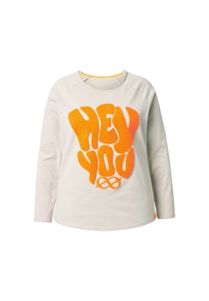 Chemise à manches longues gris clair avec un graphisme en éponge orange "HEY YOU". Col rond avec une bordure intérieure contrastante.