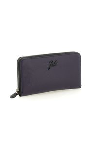 Portafoglio zip-around in pelle textured di colore viola scuro, con il logo "Gabs" in rilievo nero sulla parte anteriore e un tirazip nero.