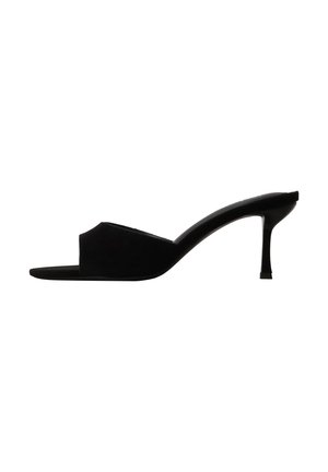 Mule noire à bout ouvert avec un talon fin de hauteur moyenne et une large bride sur l’avant du pied.