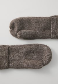 Mitten in maglia marrone con superficie texturizzata, dotate di un polsino e design con un solo pollice. Il materiale incorpora un filo metallico sottile.