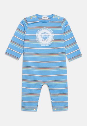 Plavi baby kombinezon s višebojnim vodoravnim prugama, dugim rukavima, zlatnim gumbima na ramenima i nogama te središnjim logotipom glave Meduze.