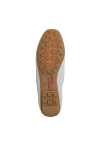 Schuhe mit einem weißen Lederoberteil und einer strukturierten, braunen Gummisohle, die über einzigartige Grip-Muster und ein rotes Logodetail verfügt.