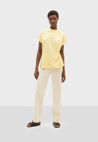 Thinking Mu HERE COMES THE SUN - Triko s potiskem - light yellow