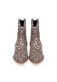 Botines de piel de leopardo con punta afilada, tejido texturizado y paneles laterales elásticos, que cuentan con un tacón bajo y apilado y un diseño curvado.